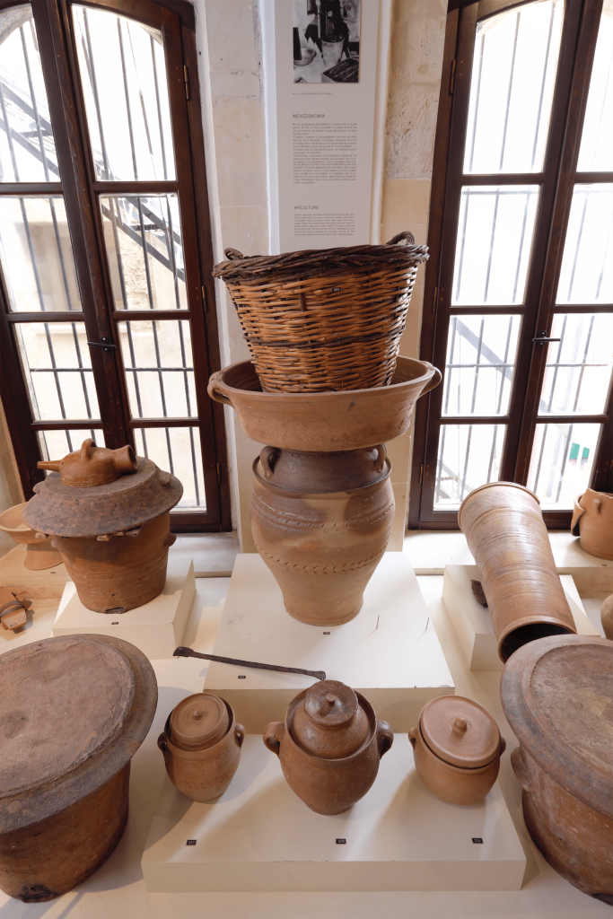 Πήλινες κυψέλες και δοχεία για το μάζεμα του μελιού