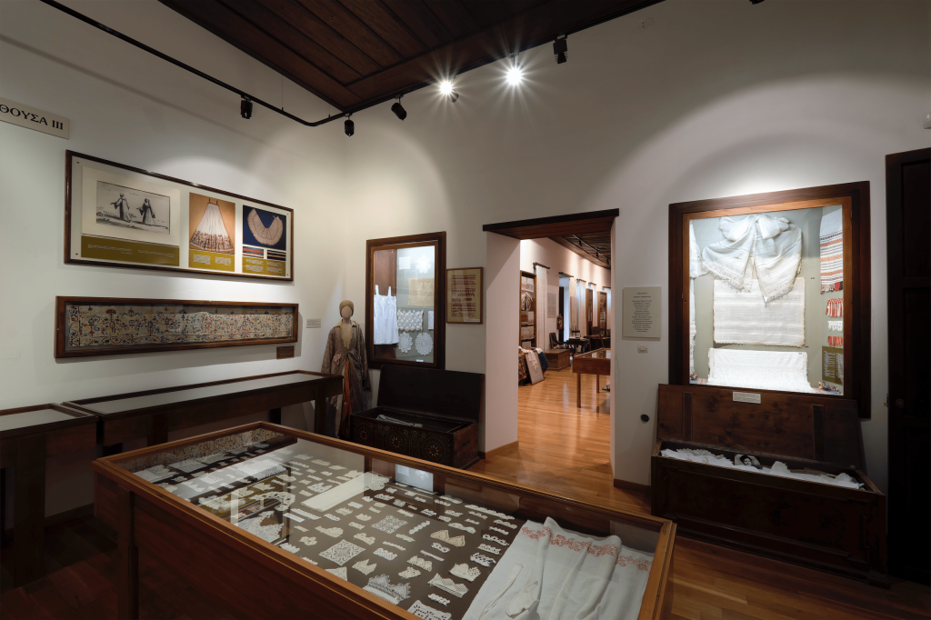 Η αίθουσα με τα κεντήματα