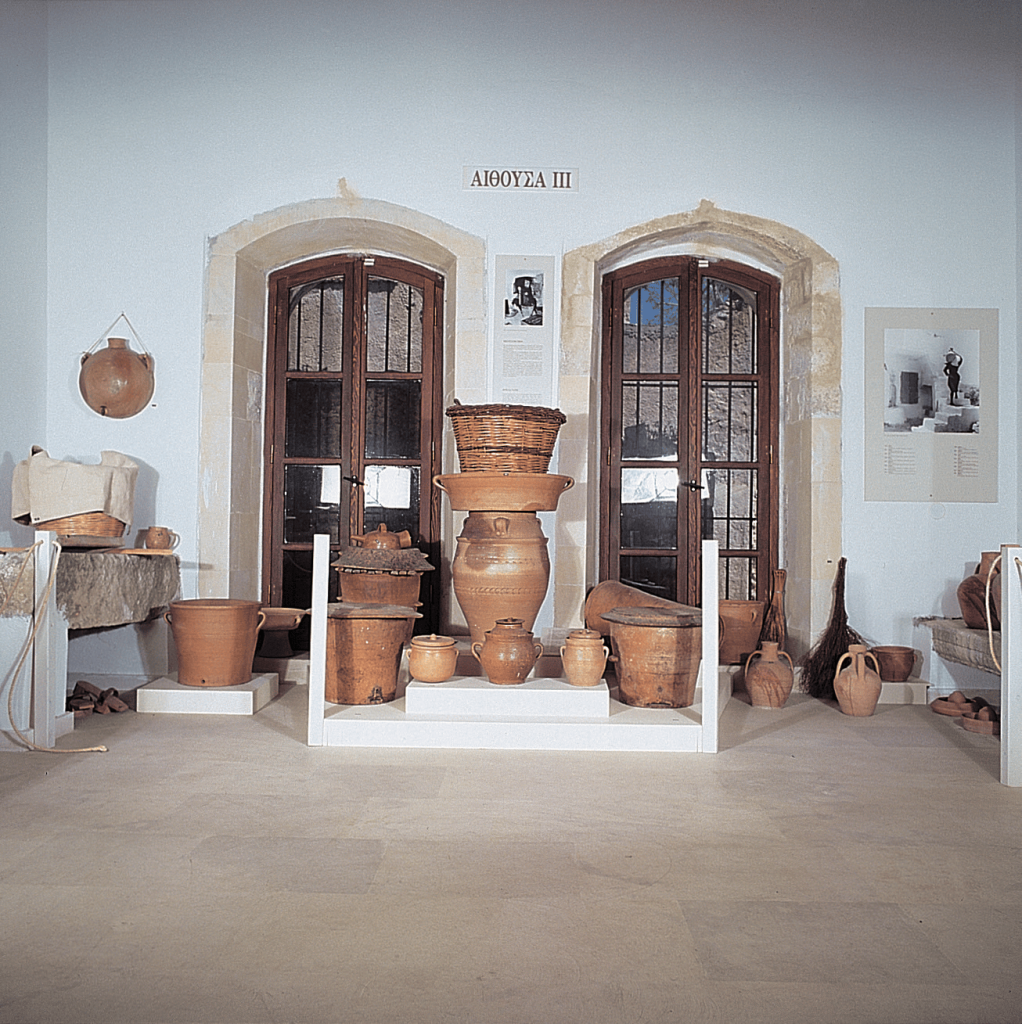 Πήλινες κυψέλες και δοχεία για το μάζεμα του μελιού