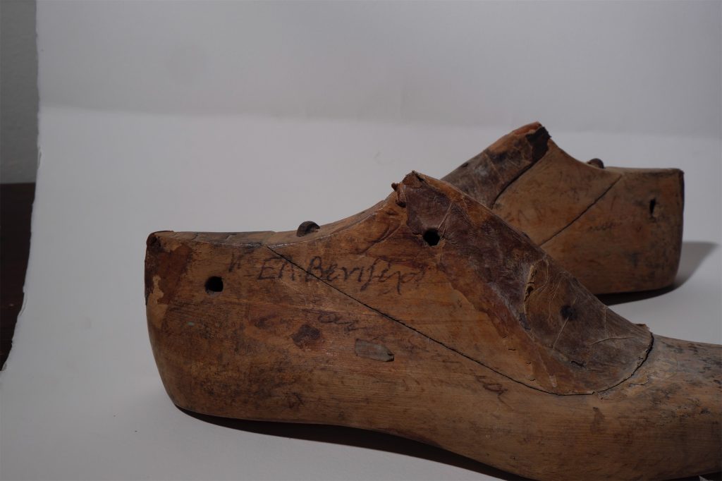 Ξύλινα καλαπόδια του Βενιζέλου