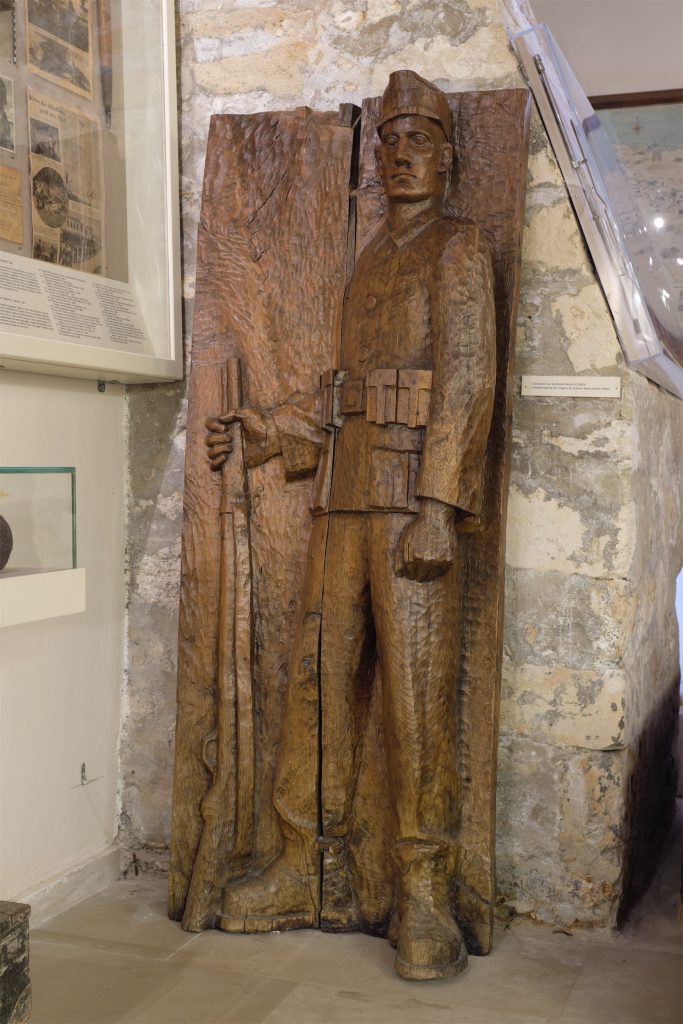 Ξυλόγλυπτη φιγούρα σε φυσικό μέγεθος, Γερμανού Ορεινού Κυνηγού