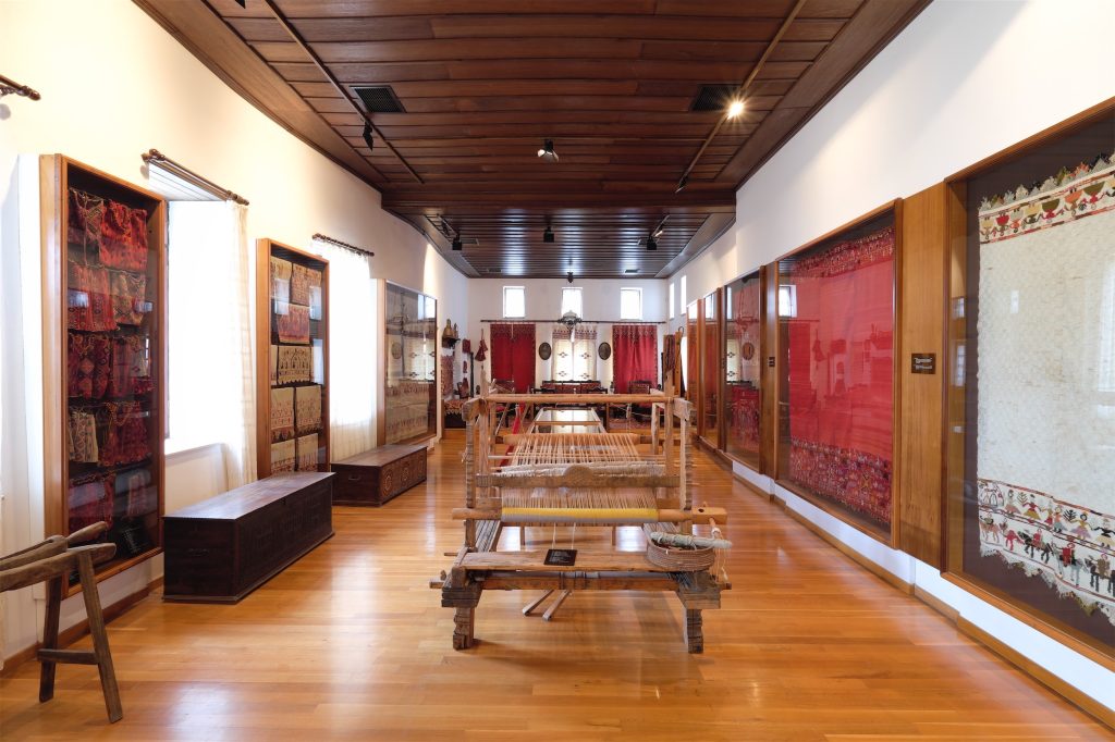 Η αίθουσα με τα υφαντά