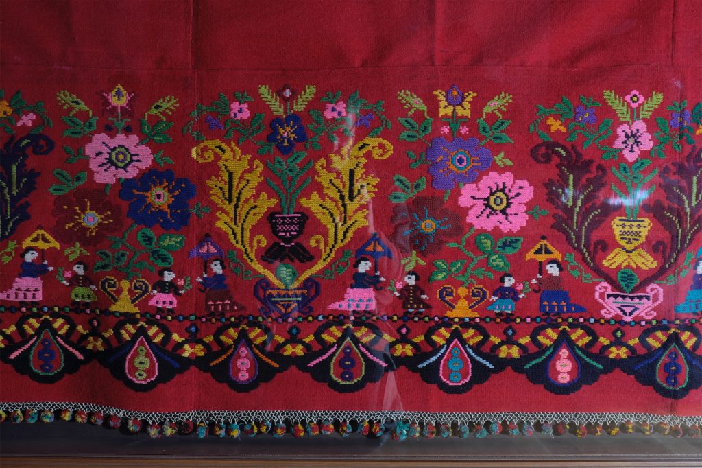 Πατανία με κοπέλες και λουλούδια