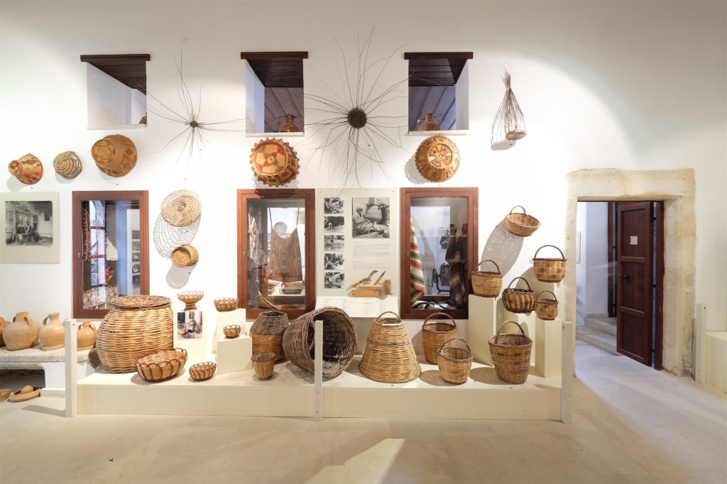 Άποψη της αίθουσας με τα καλάθια