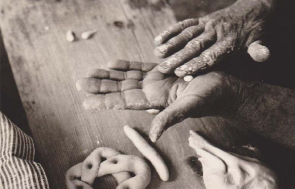 Decorating the wedding bread