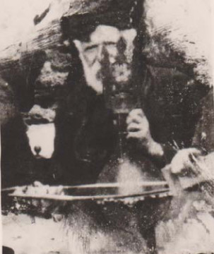 Geropiskopos, old lyra player