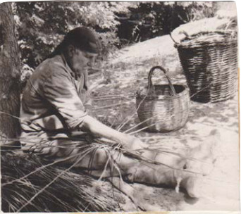 Ο καλαθοπλέκτης πλέκοντας καλάθι