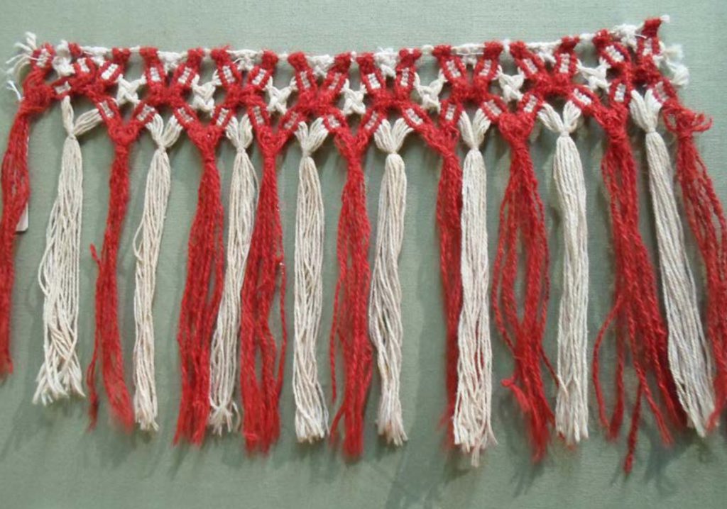 Desia: Finger- Knitted edging