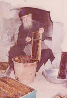 Ο μοναχός Θεόκλητος από το Αρκάδι μαζεύοντας το μέλι από τις κυψέλες