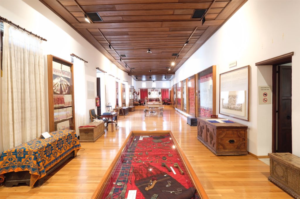 Η αίθουσα με τα υφαντά