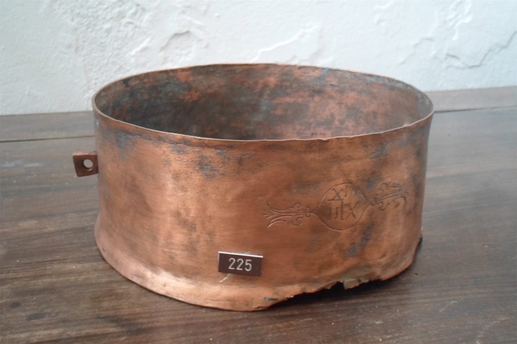 Χάλκινο δοχείο φαγητού του 1734