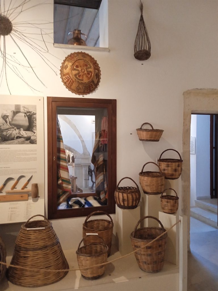 Άποψη της αίθουσας με τα καλάθια